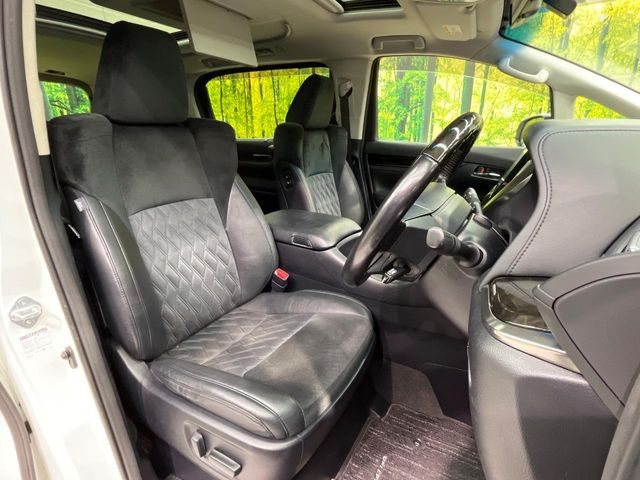 運転席まわりには十分なスペースがあり、大柄な方でもゆったり運転していただける環境です。