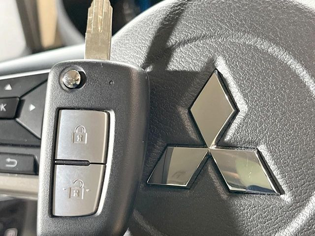 【キーレス】少し離れた場所からでもボタン一つでドアの開錠・施錠ができるのでとっても便利!ドアの鍵穴周りに傷をつけることもありません♪