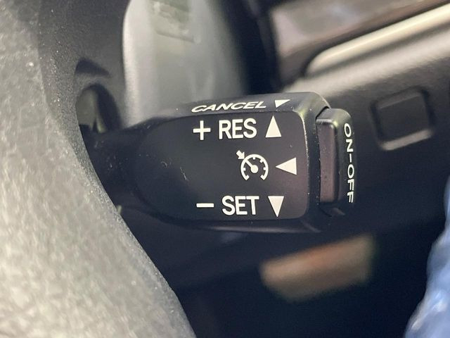 【クルーズコントロール】高速道路もラクラク走行。アクセルを離しても一定速度で走行ができ、長距離運転時の負担を軽減!加速・減速も簡単なスイッチ操作で調整できます。