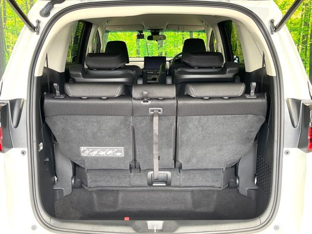 普段のお買い物や通勤、送迎等に十分な荷室スペースを確保しております。セカンドシートを倒すと、大きな荷物の積載も可能です♪