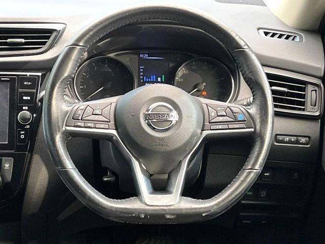 インテリアに合わせたデザインのステアリングは、運転される方のことも考え、運転しやすい形状、大きさです。是非一度、実際に触ってお確かめください。