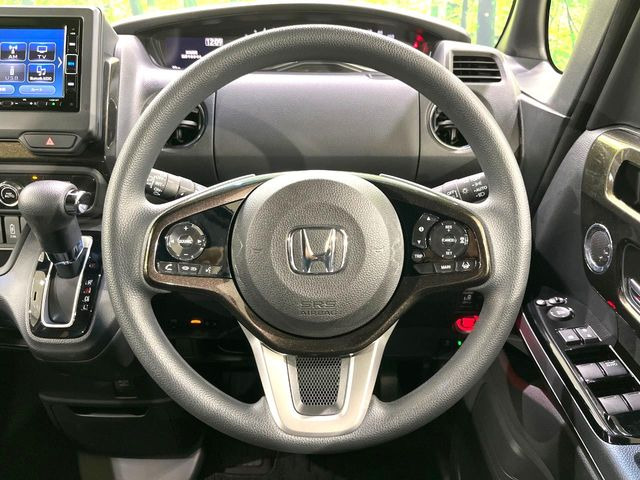 インテリアに合わせたデザインのステアリングは、運転される方のことも考え、運転しやすい形状、大きさです。是非一度、実際に触ってお確かめください。