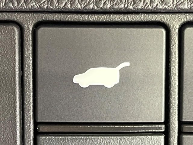 【パワーバックドア】スマートキーや運転席のボタンを押すだけでリアゲートが自動で開閉します!荷物を持っている時や、高い位置にあるバックドアを閉める際に便利な機能です♪