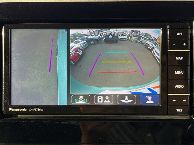 【バックカメラ】駐車時に後方がリアルタイム映像で確認できます。大型商業施設や立体駐車場での駐車時や、夜間のバック時に大活躍!運転スキルに関わらず、今や必須となった装備のひとつです!