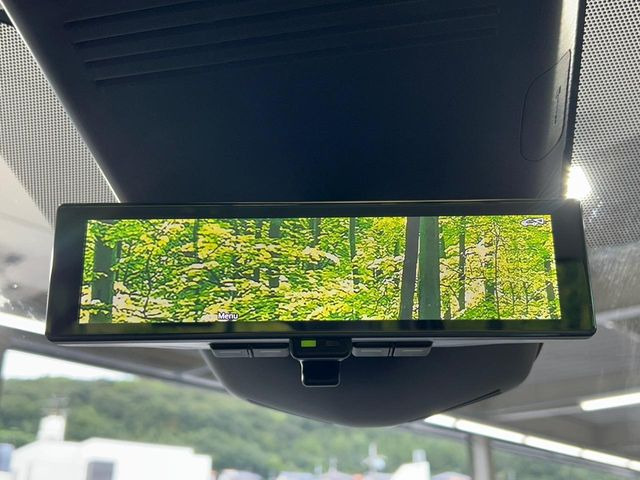 【インテリジェントルームミラー】後席の大きな荷物や同乗者で後方が確認しづらい時でも安心!カメラが撮影した車両後方の映像をルームミラー内に表示。クリアな視界で状況の確認が可能です!