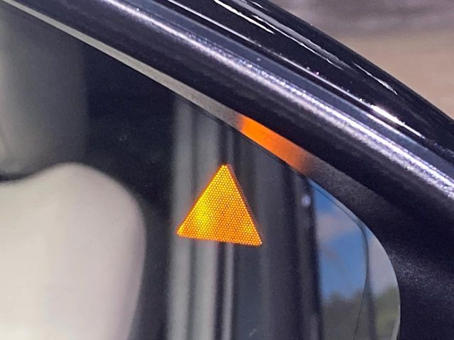 【ブラインドスポットモニタリング】走行中、ドアミラーの死角になりやすい箇所に後続車が接近するとサイドミラー付近に警告を表示、ドライバーに注意喚起をしてくれます。