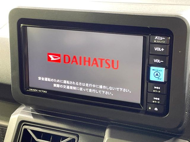 【純正ナビ】人気の純正ナビを装備しております。ナビの使いやすさはもちろん、オーディオ機能も充実!キャンプや旅行はもちろん、通勤や買い物など普段のドライブも楽しくなるはず♪