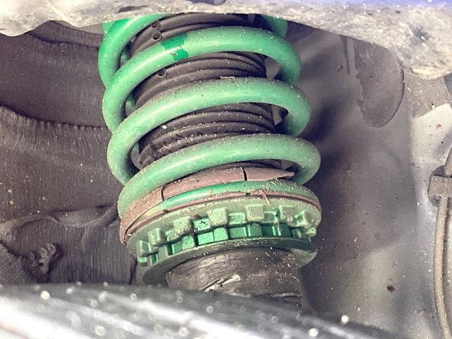 【TEIN車高調】車高が低くなり、スタイリッシュな見た目となっております。車両の重心が下がる事で、走行時の安定性も向上します♪
