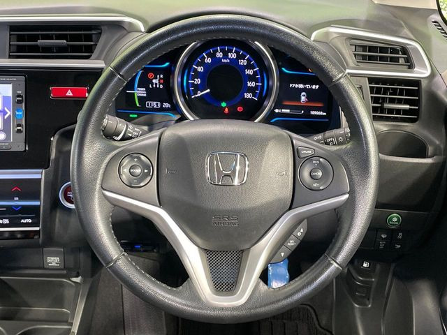 【ステアリングスイッチ】運転中、前方から目線をそらすことなく、オーディオ等の操作が可能な便利機能!安心&快適なドライブを演出してくれます♪