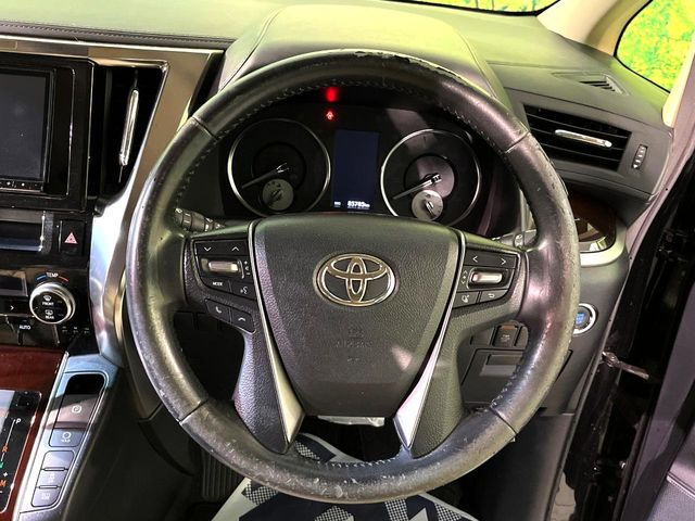 �C���e���A�ɍ��킹���f�U�C���̃X�e�A�����O�́A�^�]�������̂��Ƃ��l���A�^�]���₷���`��A�傫���ł��B�����x�A���ۂɐG���Ă��m���߂��������B