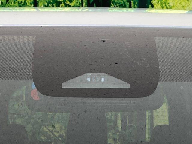 【トヨタセーフティセンス】走行中に前方の車両等を認識し、衝突しそうな時は警報とブレーキで衝突回避と被害軽減をアシスト。より安全にドライブをお楽しみいただけます。