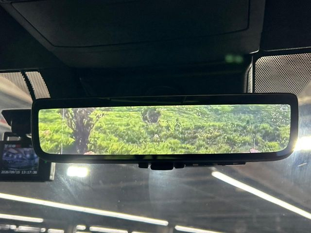 【デジタルインナーミラー】後席の大きな荷物や同乗者で後方が確認しづらい時でも安心!カメラが撮影した車両後方の映像をルームミラー内に表示。クリアな視界で状況の確認が可能です!