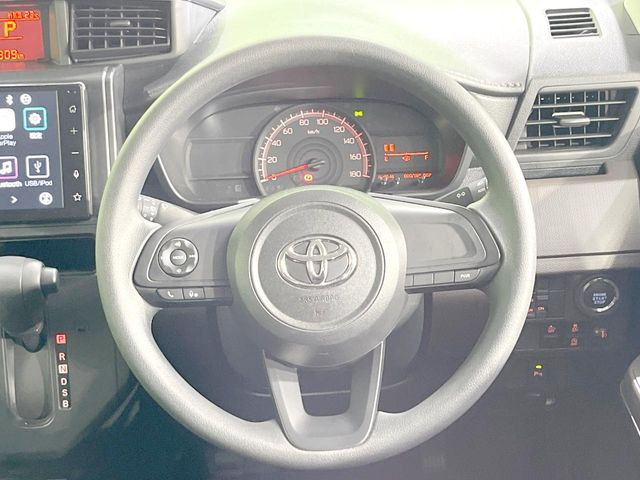 �C���e���A�ɍ��킹���f�U�C���̃X�e�A�����O�́A�^�]�������̂��Ƃ��l���A�^�]���₷���`��A�傫���ł��B�����x�A���ۂɐG���Ă��m���߂��������B
