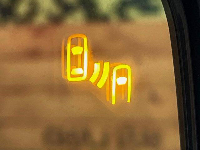 【ブラインドスポットワーニング】走行中、ドアミラーの死角になりやすい箇所に後続車が接近するとサイドミラー付近に警告を表示、ドライバーに注意喚起をしてくれます。