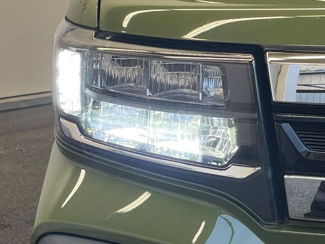 【LEDヘッドライト】悪天候や夜間走行時も良好な視界を確保し安心して運転できる高輝度LEDヘッドライトを装備!点灯速度が早く、消費電力も抑えられています。
