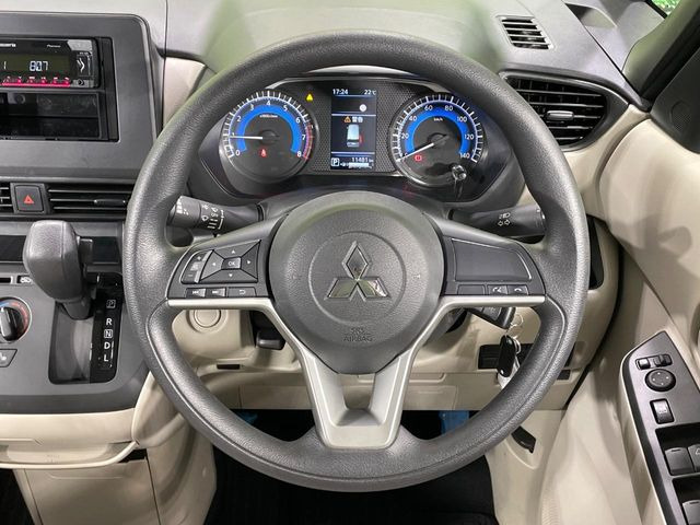 �C���e���A�ɍ��킹���f�U�C���̃X�e�A�����O�́A�^�]�������̂��Ƃ��l���A�^�]���₷���`��A�傫���ł��B�����x�A���ۂɐG���Ă��m���߂��������B