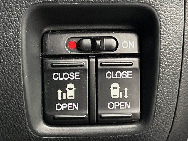 【両側パワースライドドア】スマートキーや運転席のスイッチで後席両側スライドドアの開閉が可能♪電動だから力を入れてドアを開ける必要が無く、小さなお子様でも簡単に開け閉めでき快適です♪