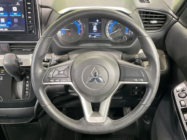 【ステアリングスイッチ】運転中、前方から目線をそらすことなく、オーディオ等の操作が可能な便利機能!安心&快適なドライブを演出してくれます♪