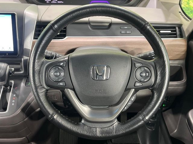 【純正革巻きステアリング】上質な革を使用することで、手にしっかり馴染みとても運転しやすいハンドルです♪