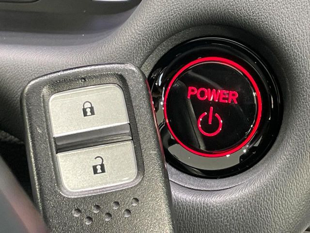 【Hondaスマートキー】カバンやポケットに入れたままでもドアの施錠・解錠が可能なスマートキーを装備。エンジンのオン・オフ時もカギを取り出す必要が無いからとっても便利です♪