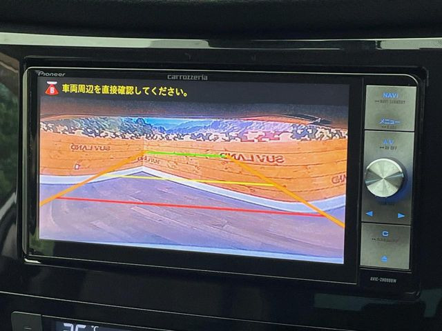 【バックカメラ】駐車時に後方がリアルタイム映像で確認できます。大型商業施設や立体駐車場での駐車時や、夜間のバック時に大活躍!運転スキルに関わらず、今や必須となった装備のひとつです!