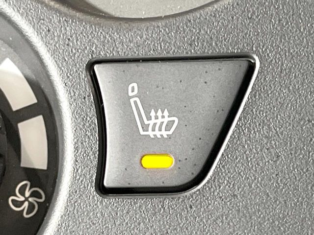 【シートヒーター】寒い日に重宝するシートヒーター!エアコンより早く温まってくれるので寒がりの人も安心ですね♪エアコンの温風は乾燥するから苦手、という方にもをおすすめです。