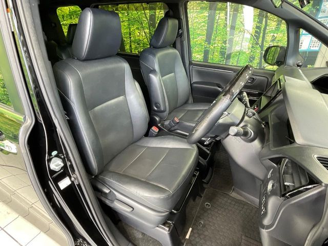 運転席シート廻りは使用感も少なく、良好な状態となっています。丁寧に使われていたことがよくわかりますね。