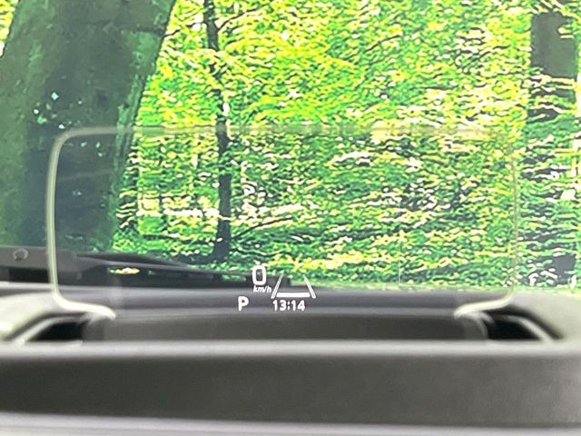 【ヘッドアップディスプレイ】現在の速度や走行情報をデジタル表示で運転席前方のガラスに投影!運転中、目線をずらさず必要な情報を確認できるのでとっても便利で安心!