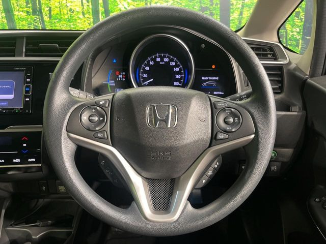 【ステアリングスイッチ】運転中、前方から目線をそらすことなく、オーディオ等の操作が可能な便利機能!安心&快適なドライブを演出してくれます♪