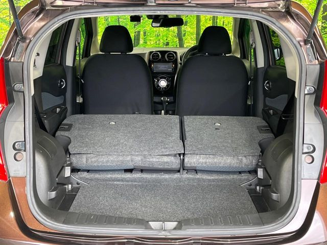普段のお買い物や通勤、送迎等に十分な荷室スペースを確保しております。セカンドシートを倒すと、大きな荷物の積載も可能です♪
