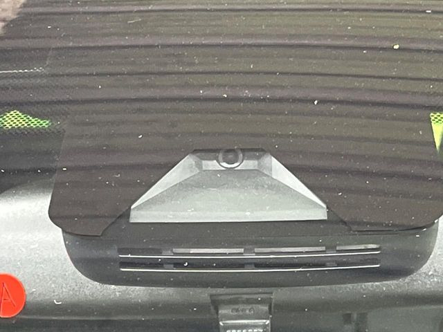 【プリクラッシュセーフティ】前方の車両等を検知し、衝突しそうな時は警報で注意を促し、ブレーキを踏む力をサポート。ブレーキを踏めなかった場合は衝突被害軽減ブレーキが作動、衝突回避をサポートします。