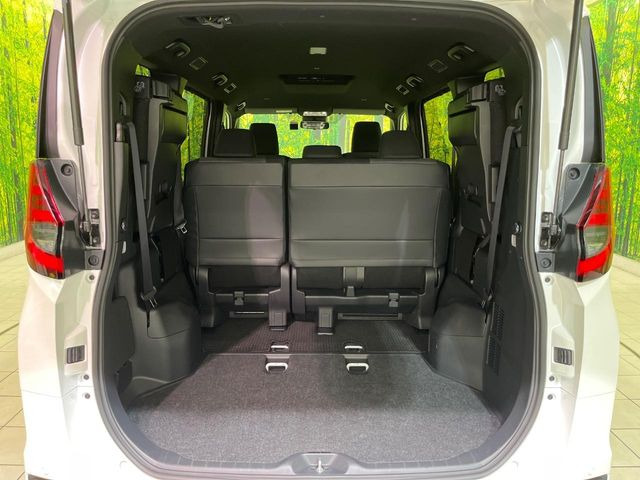 後席を格納すると、これだけの広さが!シーンに合わせたシートアレンジで、大きな荷物も積むことが出来ます♪