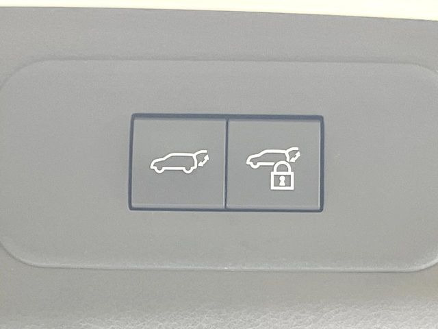 【パワーバックドア】スマートキーや運転席のボタンを押すだけでリアゲートが自動で開閉します!荷物を持っている時や、高い位置にあるバックドアを閉める際に便利な機能です♪