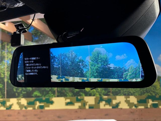 【デジタルインナーミラー】後席の大きな荷物や同乗者で後方が確認しづらい時でも安心!カメラが撮影した車両後方の映像をルームミラー内に表示。クリアな視界で状況の確認が可能です!