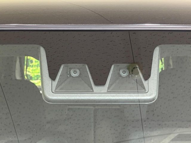 【スマートアシスト】走行中に前方の車両等を認識し、衝突しそうな時は警報とブレーキで衝突回避と被害軽減をアシスト。より安全にドライブをお楽しみいただけます。