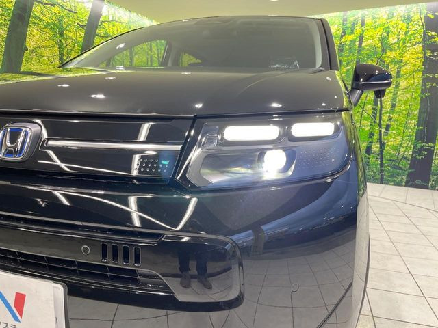 【LEDヘッドライト】悪天候や夜間走行時も良好な視界を確保し安心して運転できる高輝度LEDヘッドライトを装備!点灯速度が早く、消費電力も抑えられています。
