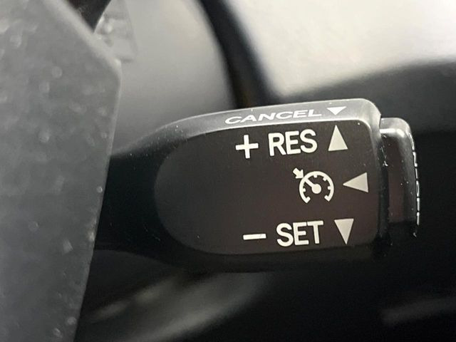 【クルーズコントロール】高速道路もラクラク走行。アクセルを離しても一定速度で走行ができ、長距離運転時の負担を軽減!加速・減速も簡単なスイッチ操作で調整できます。