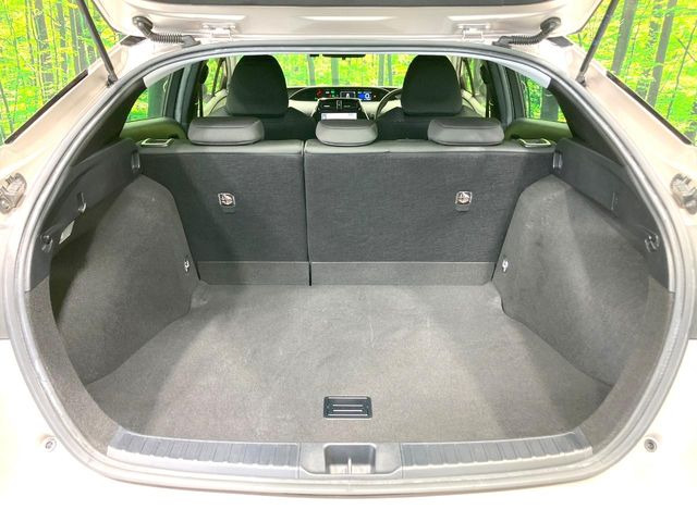 普段のお買い物や通勤、送迎等に十分な荷室スペースを確保しております。セカンドシートを倒すと、大きな荷物の積載も可能です♪