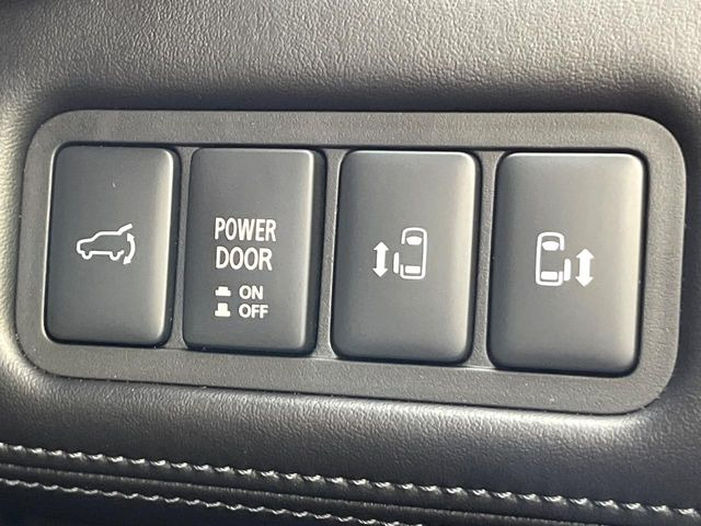 【両側スライドドア】駐車場で隣の車との間隔が狭く乗りにくい時、スライドドアなら安心!ドアオープン時も幅を取らず、開口部が広いので乗り降りがとっても簡単です。大きな荷物の出し入れも後席から可能♪