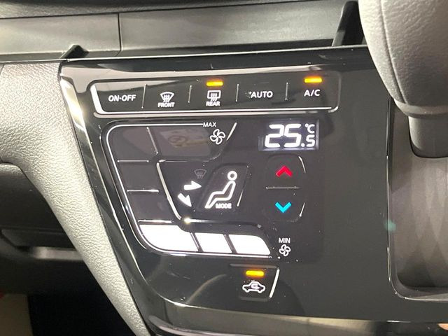 【タッチパネル式オートエアコン】一度お好みの温度に設定すれば、車内の温度を検知し風量や温度を自動で調整。暑い&hellip;寒い&hellip;と何度もスイッチ操作をする必要はありません。快適な車内空間には必須の機能ですね♪