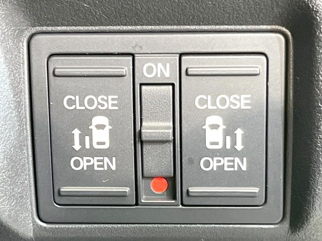 【両側パワースライドドア】スマートキーや運転席のスイッチで後席両側スライドドアの開閉が可能♪電動だから力を入れてドアを開ける必要が無く、小さなお子様でも簡単に開け閉めでき快適です♪