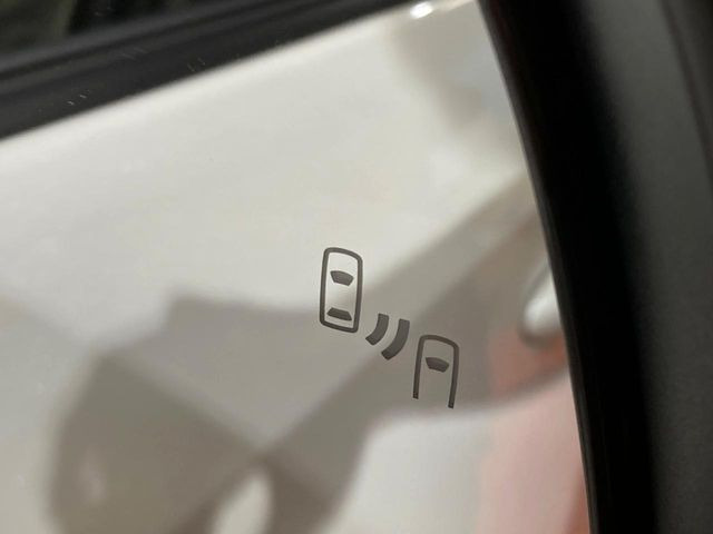 【ブラインドスポットモニター】走行中、ドアミラーの死角になりやすい箇所に後続車が接近するとサイドミラーのレンズに警告を表示!ドライバーに注意喚起をしてくれます。