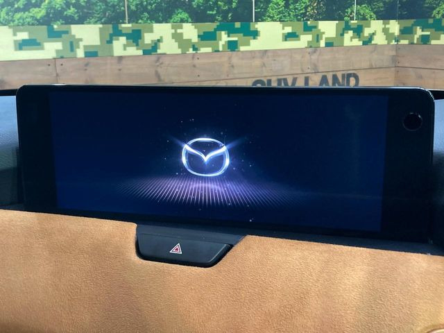 【12.3インチマツダコネクト】車内の雰囲気にマッチした大型ディスプレイ。スマホ接続でのナビ使用やBluetooth再生等、様々な機能が楽しめます。直感的なダイヤル操作が可能で、使い勝手も良好です。