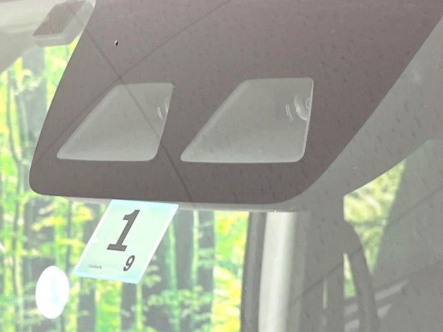 【スマートアシスト】走行中に前方の車両等を認識し、衝突しそうな時は警報とブレーキで衝突回避と被害軽減をアシスト。より安全にドライブをお楽しみいただけます。