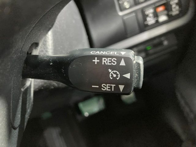 【クルーズコントロール】高速道路もラクラク走行。アクセルを離しても一定速度で走行ができ、長距離運転時の負担を軽減!加速・減速も簡単なスイッチ操作で調整できます。