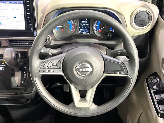 インテリアに合わせたデザインのステアリングは、運転される方のことも考え、運転しやすい形状、大きさです。是非一度、実際に触ってお確かめください。