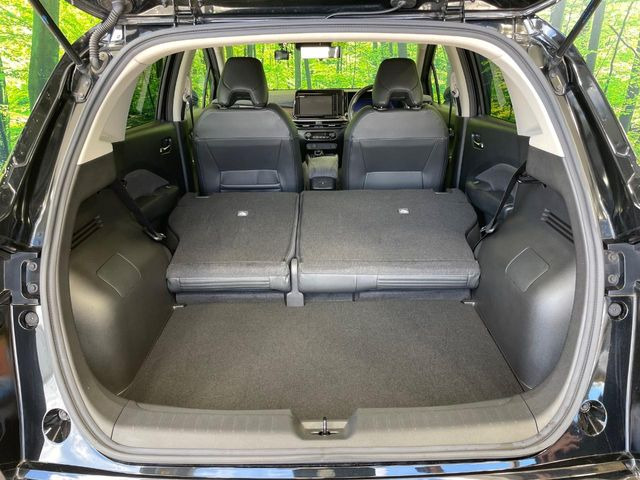 普段のお買い物や通勤、送迎等に十分な荷室スペースを確保しております。セカンドシートを倒すと、大きな荷物の積載も可能です♪