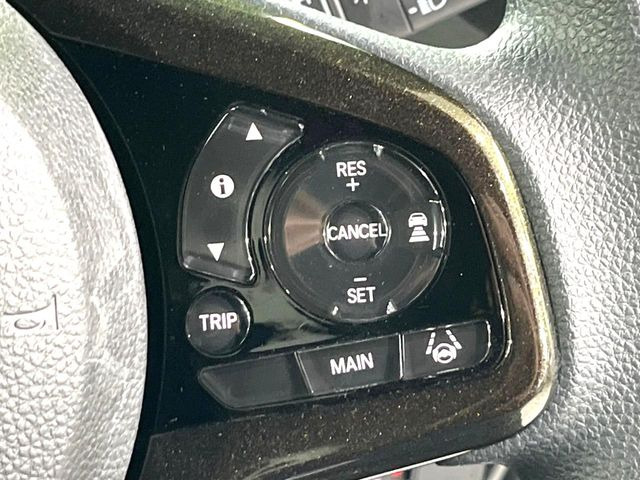 【アダプティブクルーズコントロール】高速道路での長距離走行が楽に!!自動で速度を保つクルーズコントロールが、衝突軽減システムと連携し、前方の車両を感知して車間を保つように速度調節してくれます!!