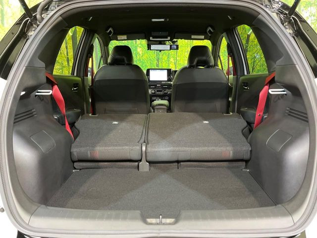 後席を格納すると、これだけの広さが!シーンに合わせたシートアレンジで、大きな荷物も積むことが出来ます♪