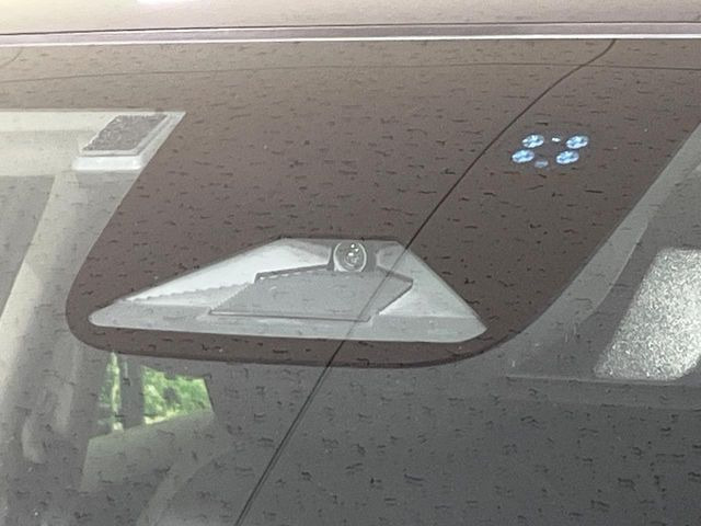 【ホンダセンシング】走行中に前方の車両等を認識し、衝突しそうな時は警報とブレーキで衝突回避と被害軽減をアシスト。より安全にドライブをお楽しみいただけます。